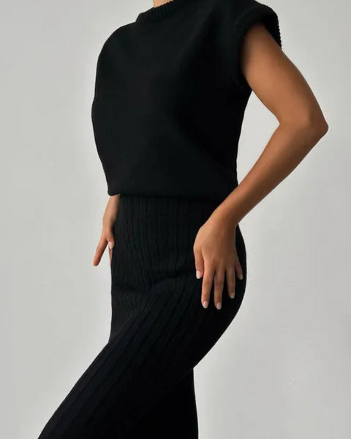 Chic Sleeveless Outfit