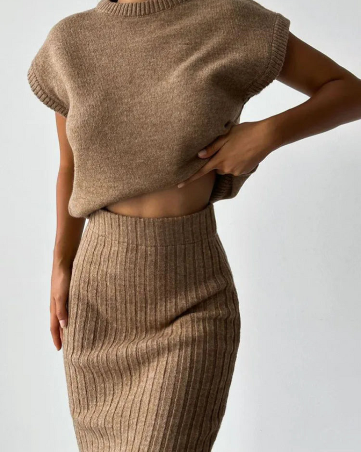 Chic Sleeveless Outfit