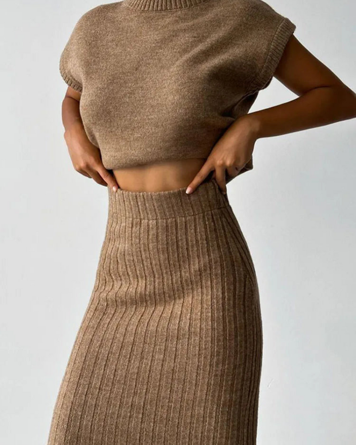 Chic Sleeveless Outfit