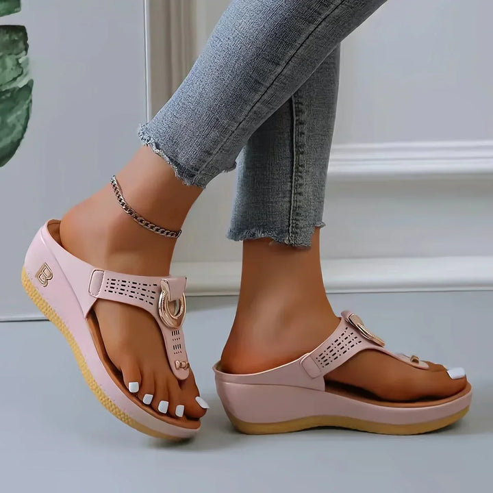 Chic Open-Toe Sandals Ideal for Your Summer Escapades