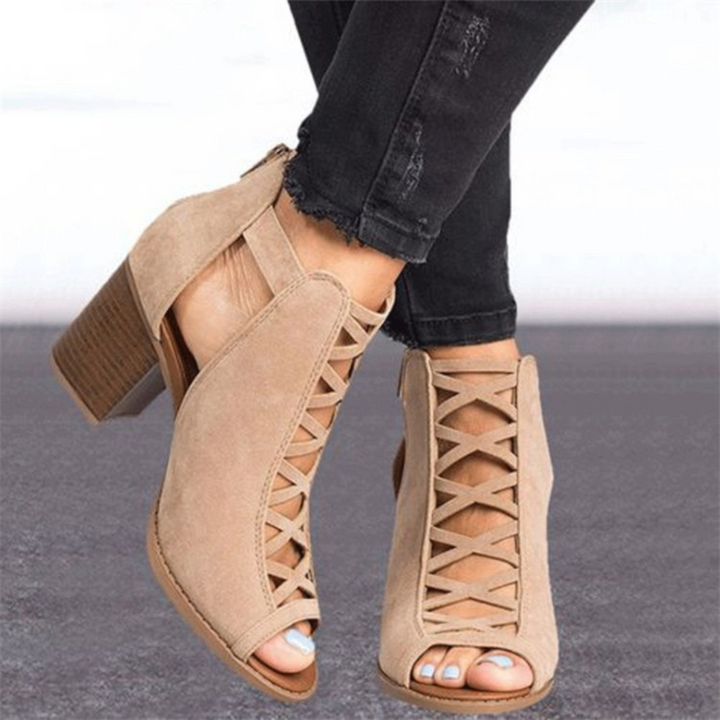 Chic Strappy Sandals for Trendsetting Women