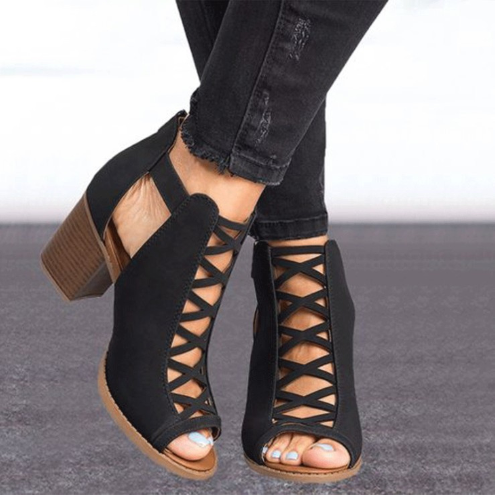 Chic Strappy Sandals for Trendsetting Women