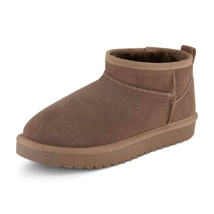 Luxurious and Cozy Boots with Plush Synthetic Fur