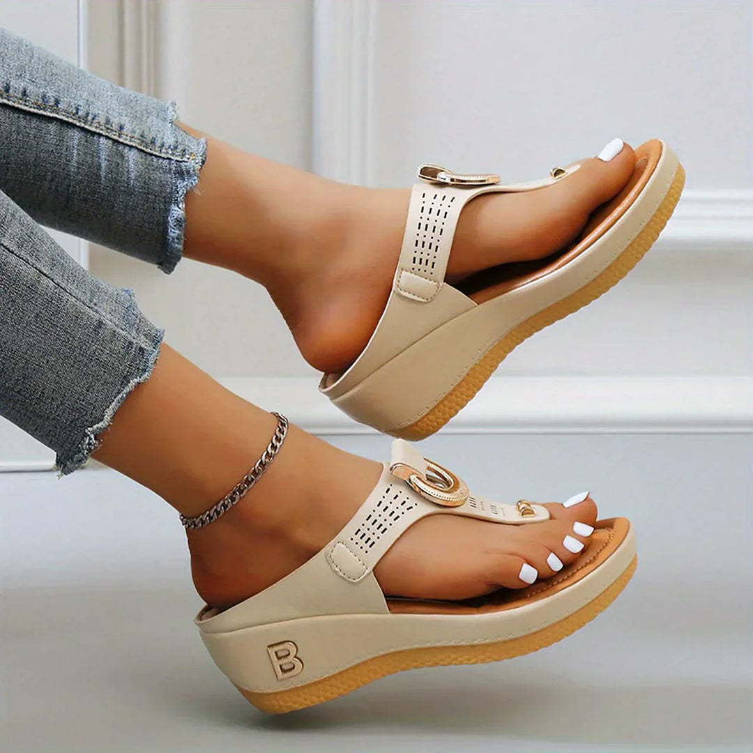 Chic Open-Toe Sandals Ideal for Your Summer Escapades