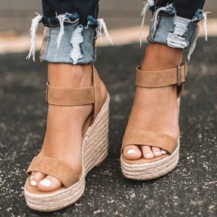 Chic Open-Toe Sandals Featuring a Trendy Ankle Strap