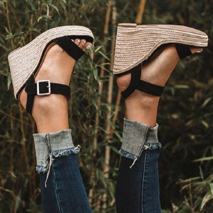 Chic Open-Toe Sandals Featuring a Trendy Ankle Strap