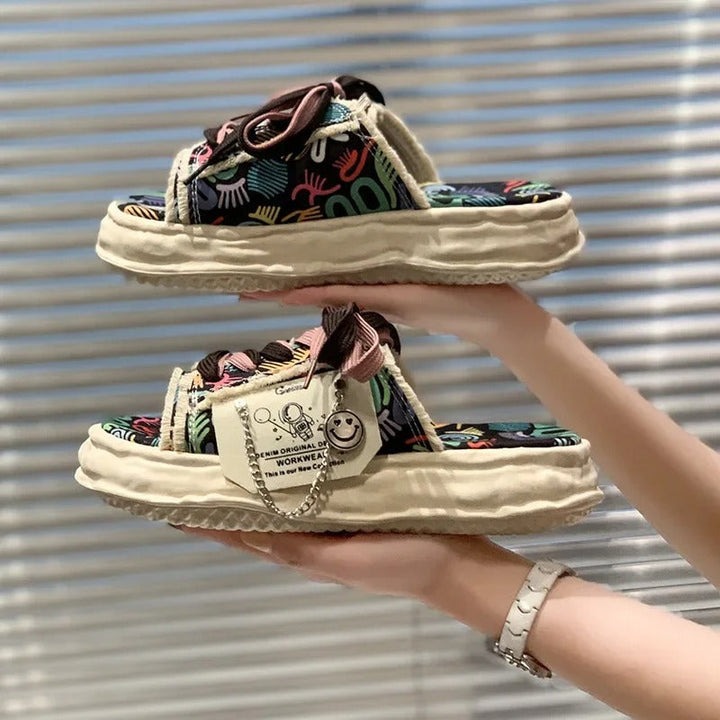 Chic Sandals Featuring Fashionable Canvas Laces